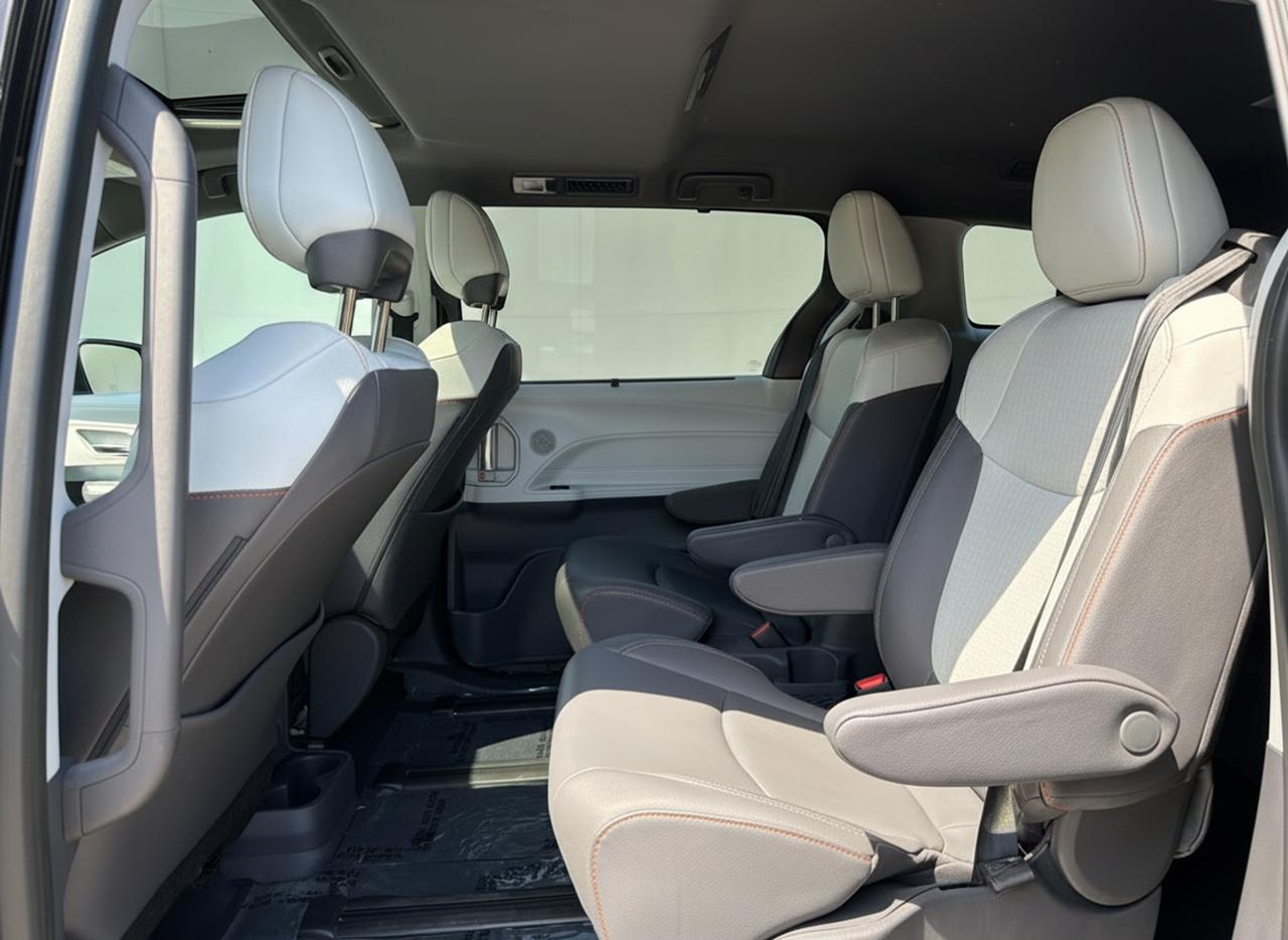 2021 Toyota Sienna XSE 7-Passenger FWD Photo