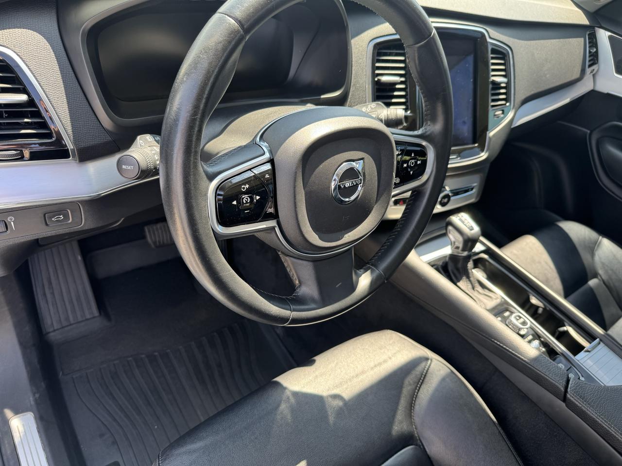 2017 Volvo XC90 T5 Momentum Photo