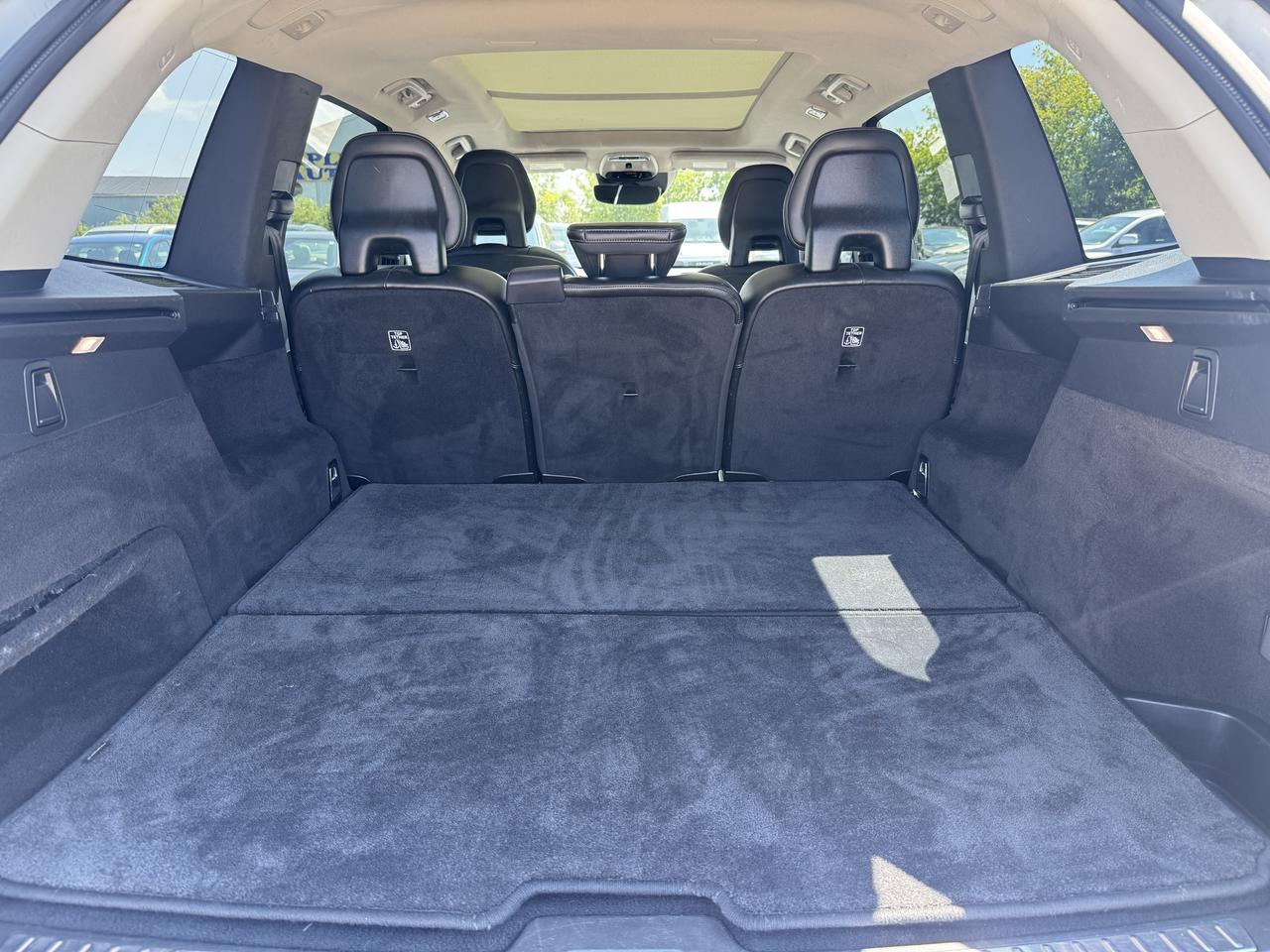 2017 Volvo XC90 T5 Momentum Photo