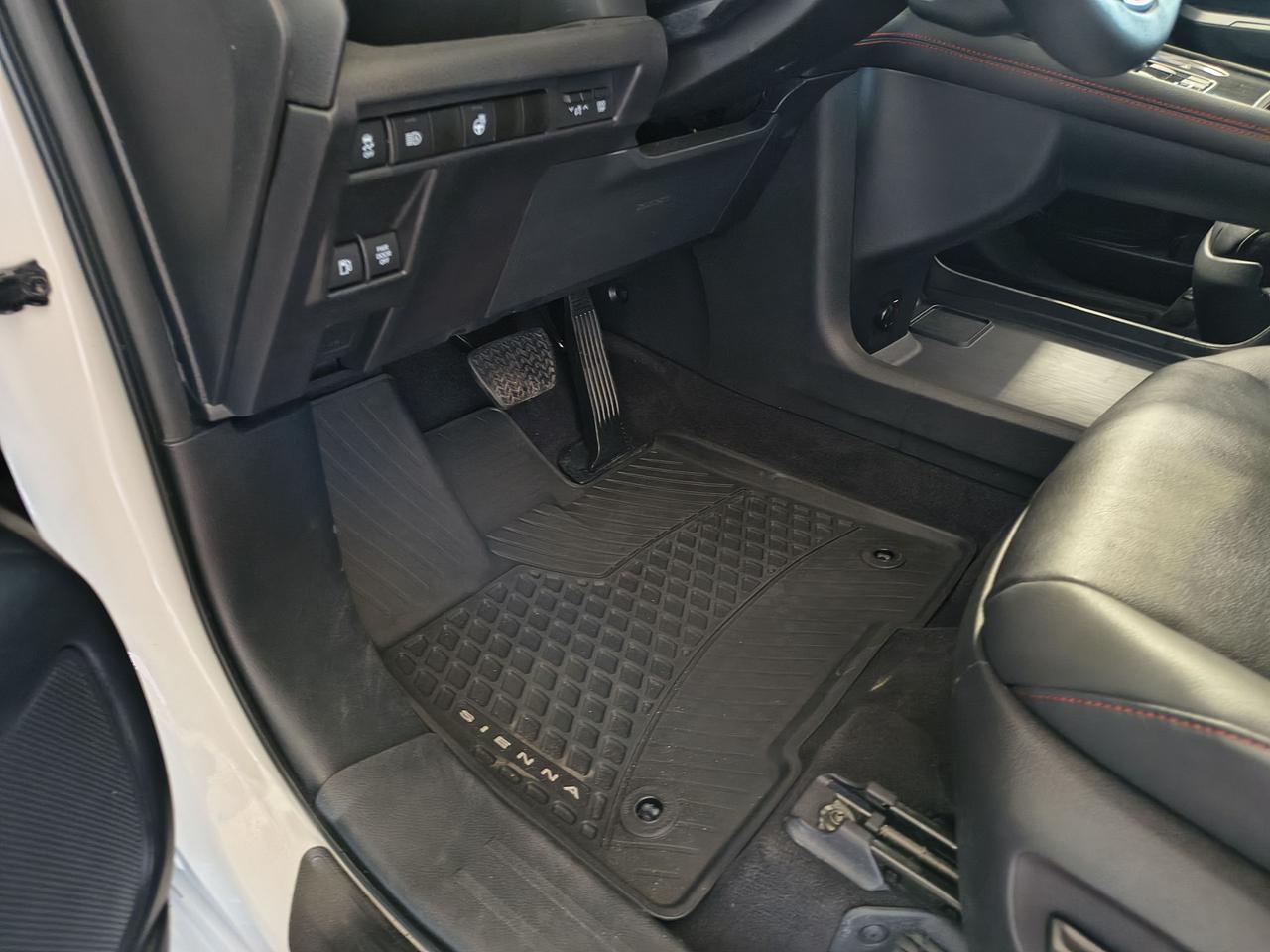 2025 Toyota Sienna XSE Photo0