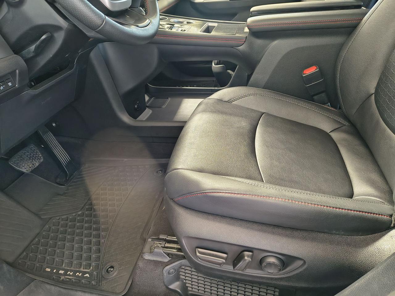 2025 Toyota Sienna XSE Photo0