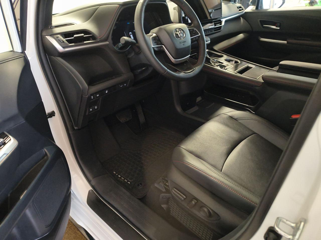 2025 Toyota Sienna XSE Photo0