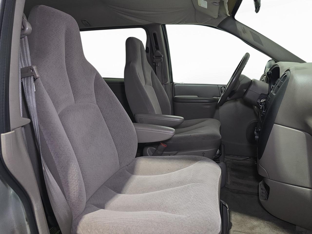2003 Dodge Caravan SE Photo