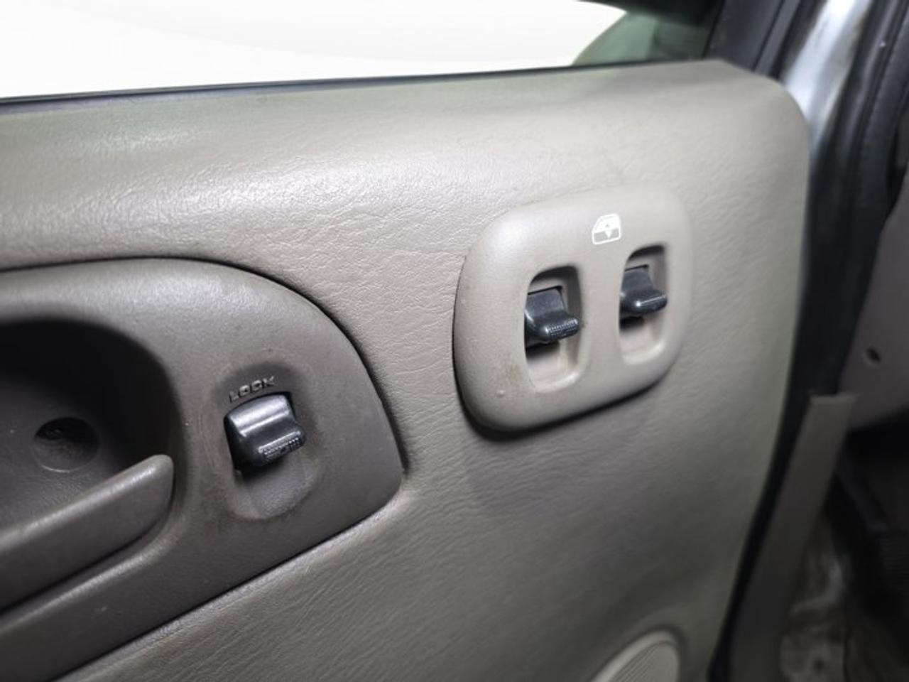 2003 Dodge Caravan SE Photo
