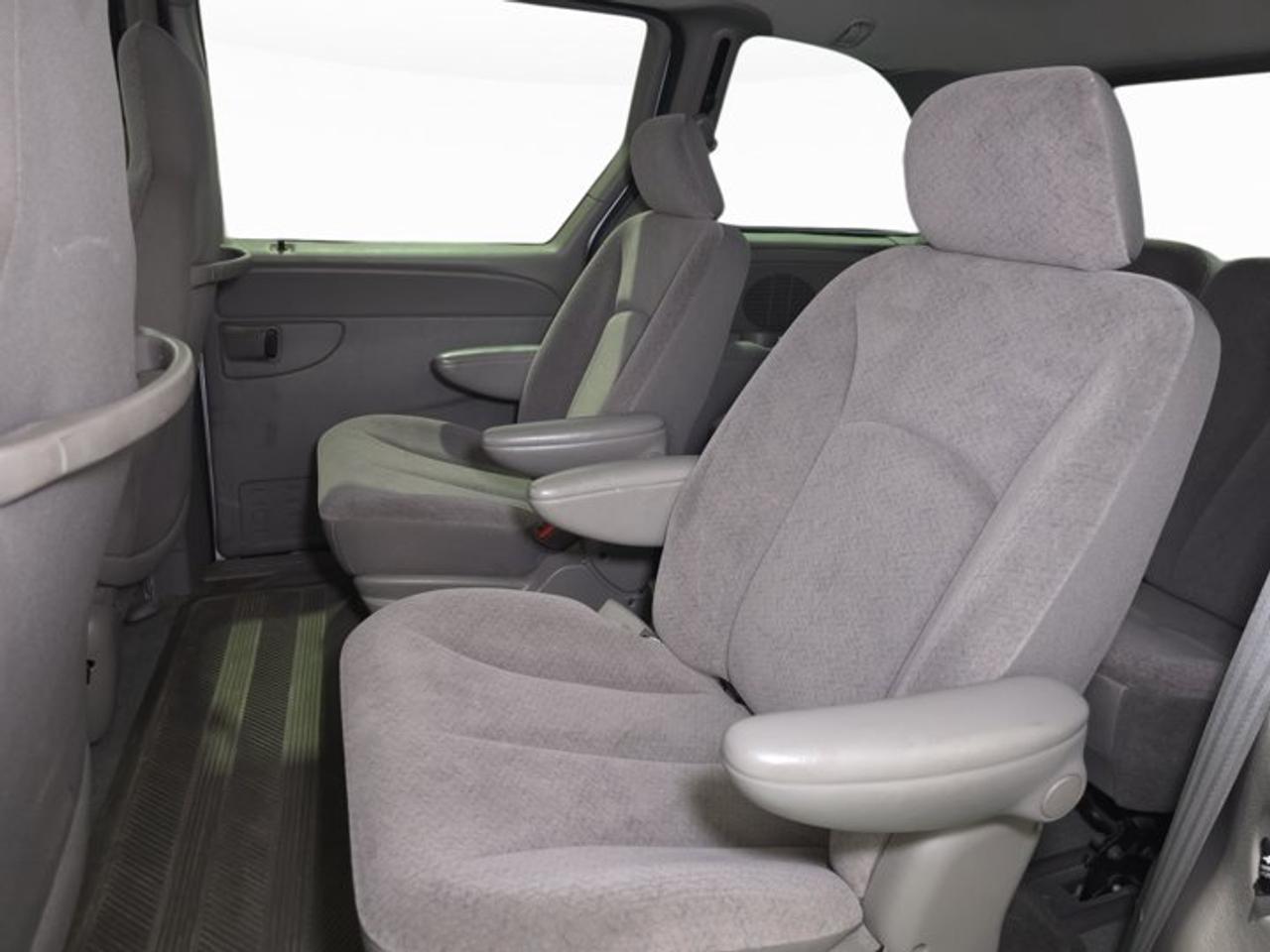 2003 Dodge Caravan SE Photo