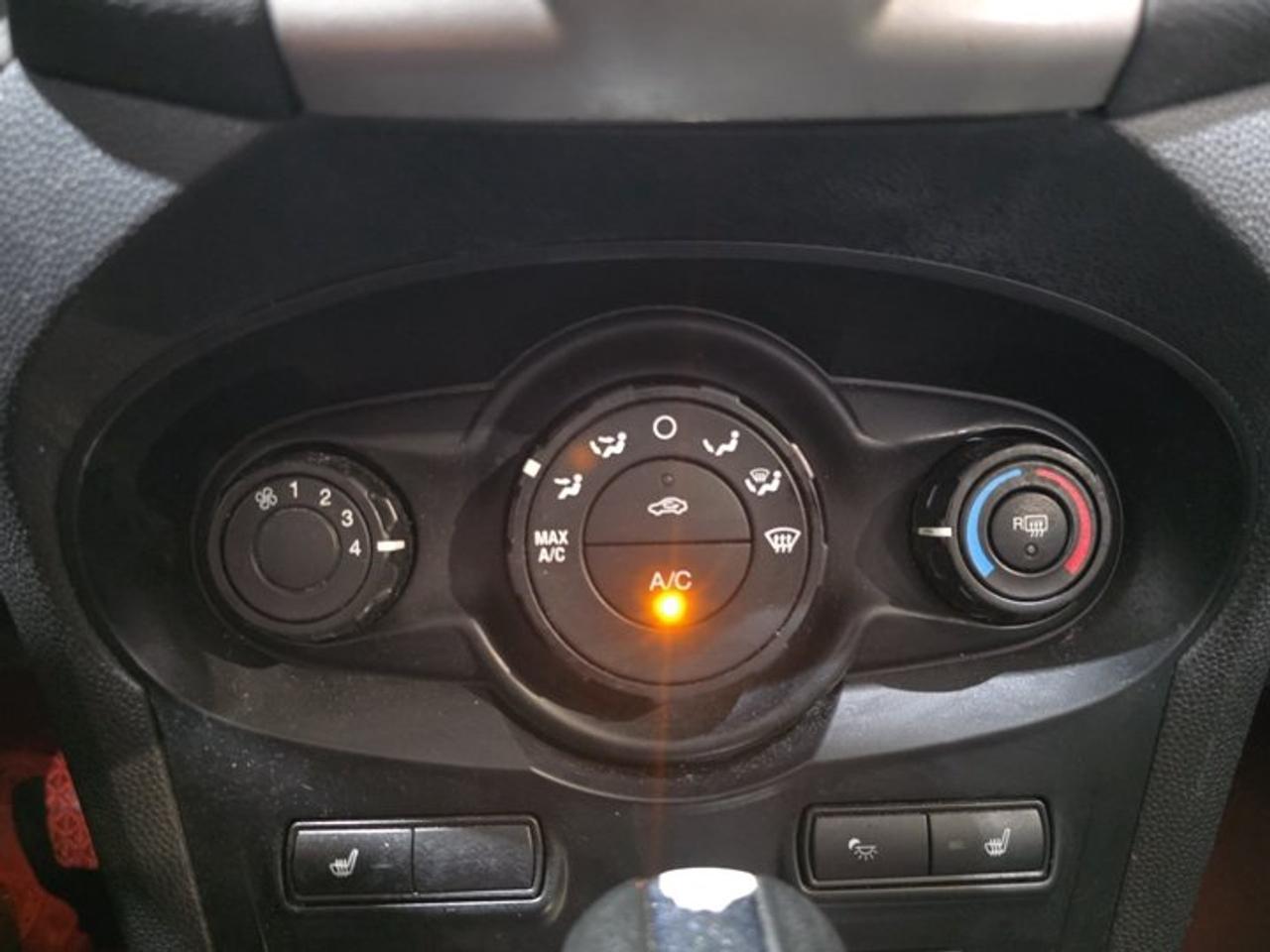 2011 Ford Fiesta SES Photo