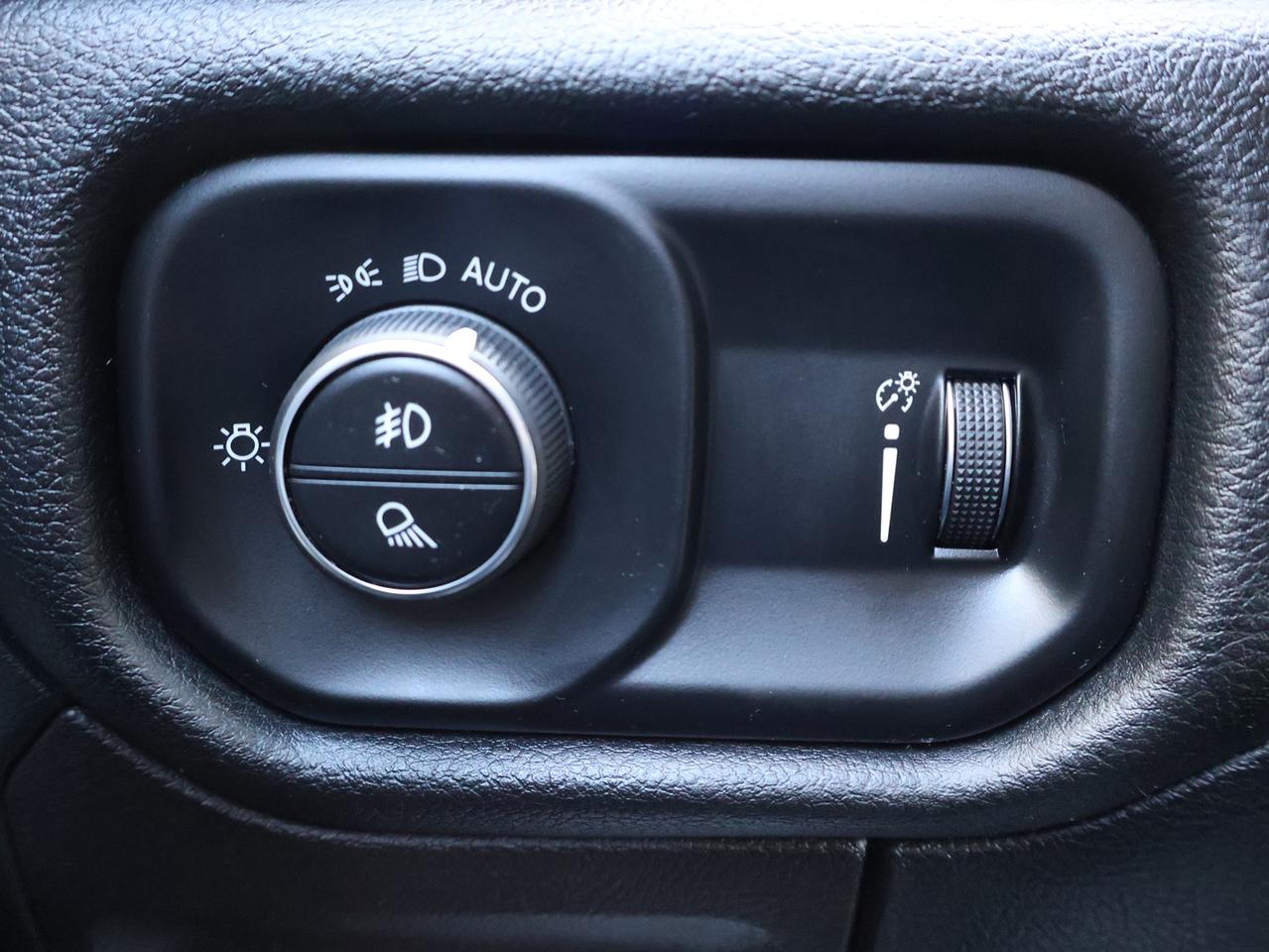 2022 RAM 1500 BIG HORN CREW 4WD CERTIFIED *ACCIDENT FREE*DODGE MAITAIN* CAMERA BLUETOOTH HEATED SEATS CRUISE ALLOYS Photo