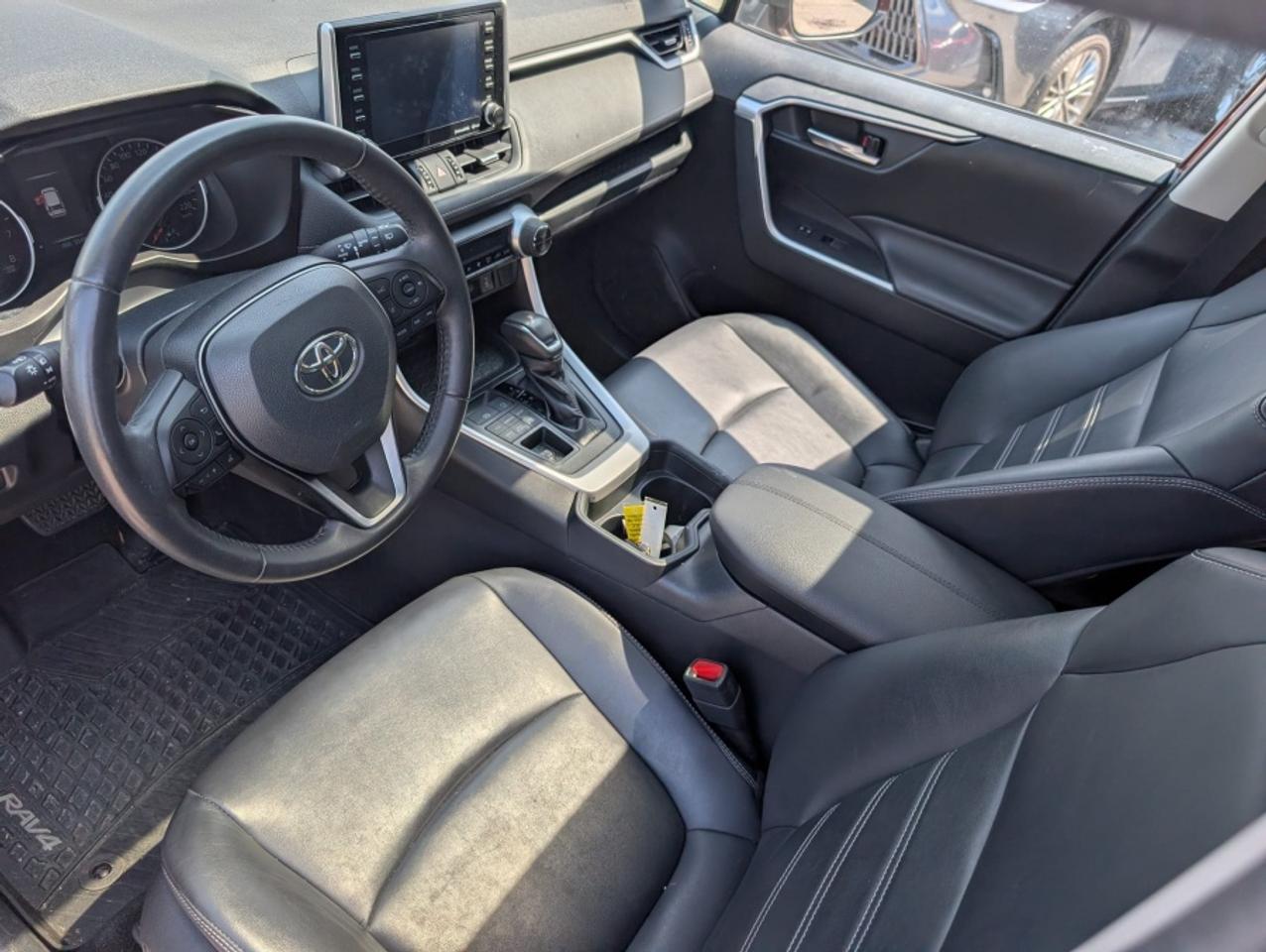 2020 Toyota RAV4 XLE AWD /LEATHER /REAR CAM/ SUNROOF Photo