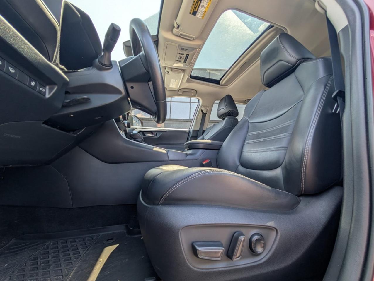 2020 Toyota RAV4 XLE AWD /LEATHER /REAR CAM/ SUNROOF Photo
