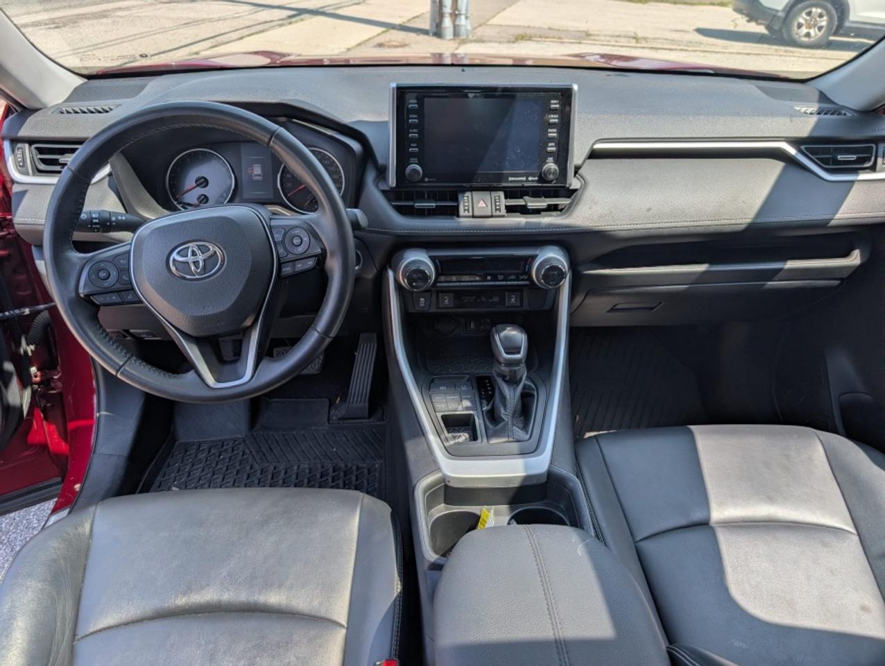 2020 Toyota RAV4 XLE AWD /LEATHER /REAR CAM/ SUNROOF Photo