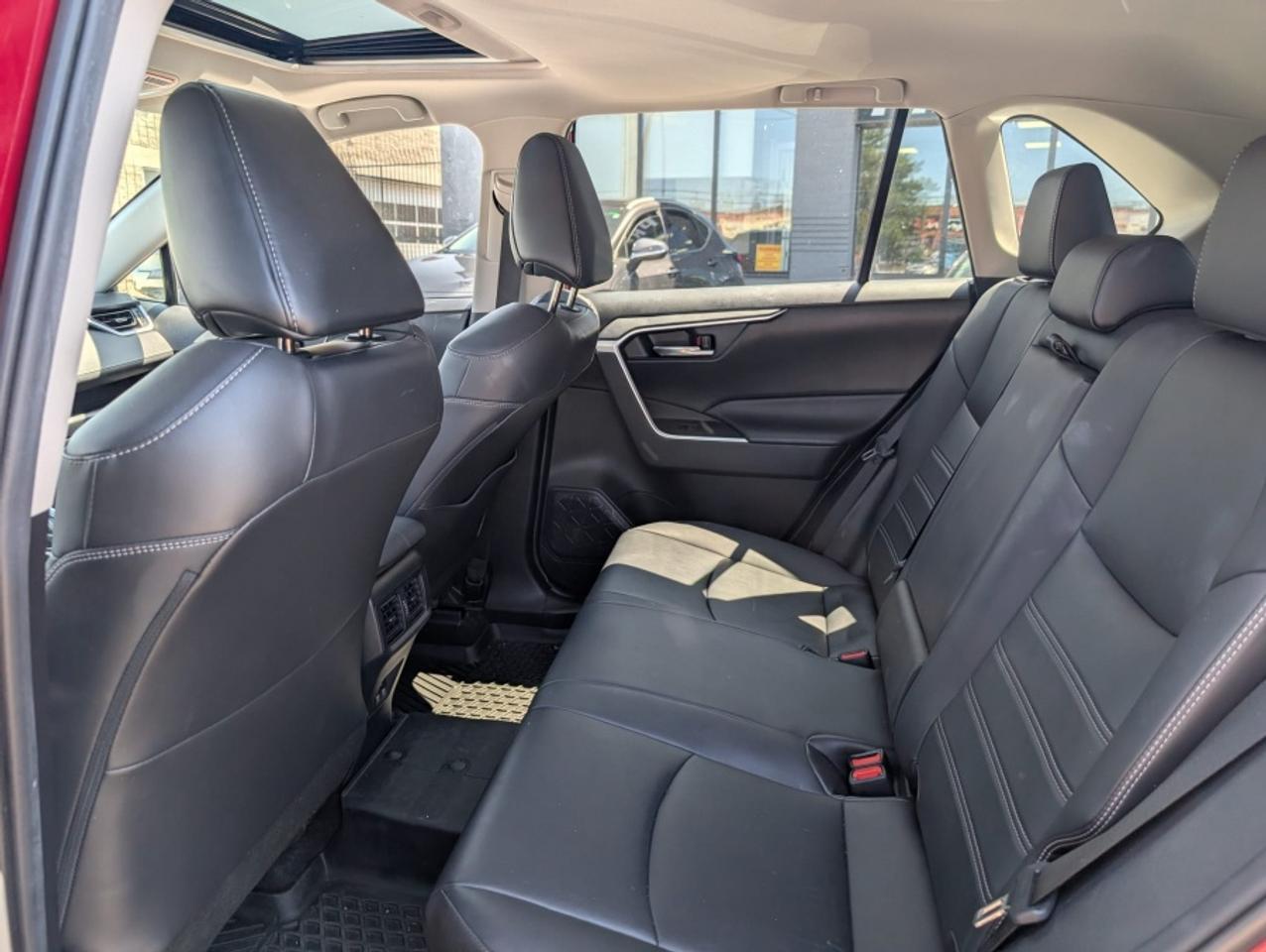2020 Toyota RAV4 XLE AWD /LEATHER /REAR CAM/ SUNROOF Photo