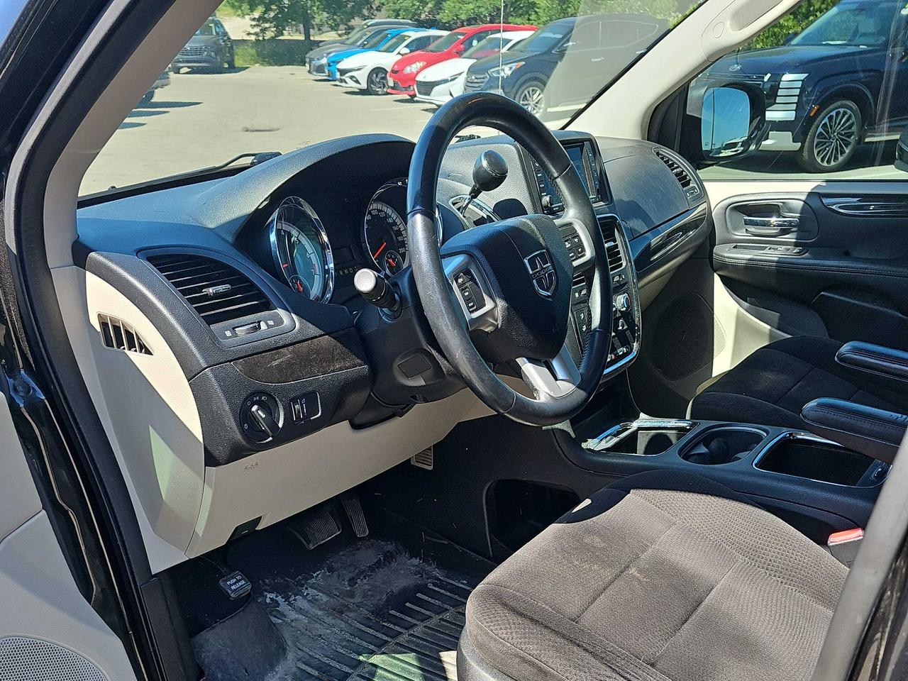 2013 Dodge Grand Caravan SXT Photo3