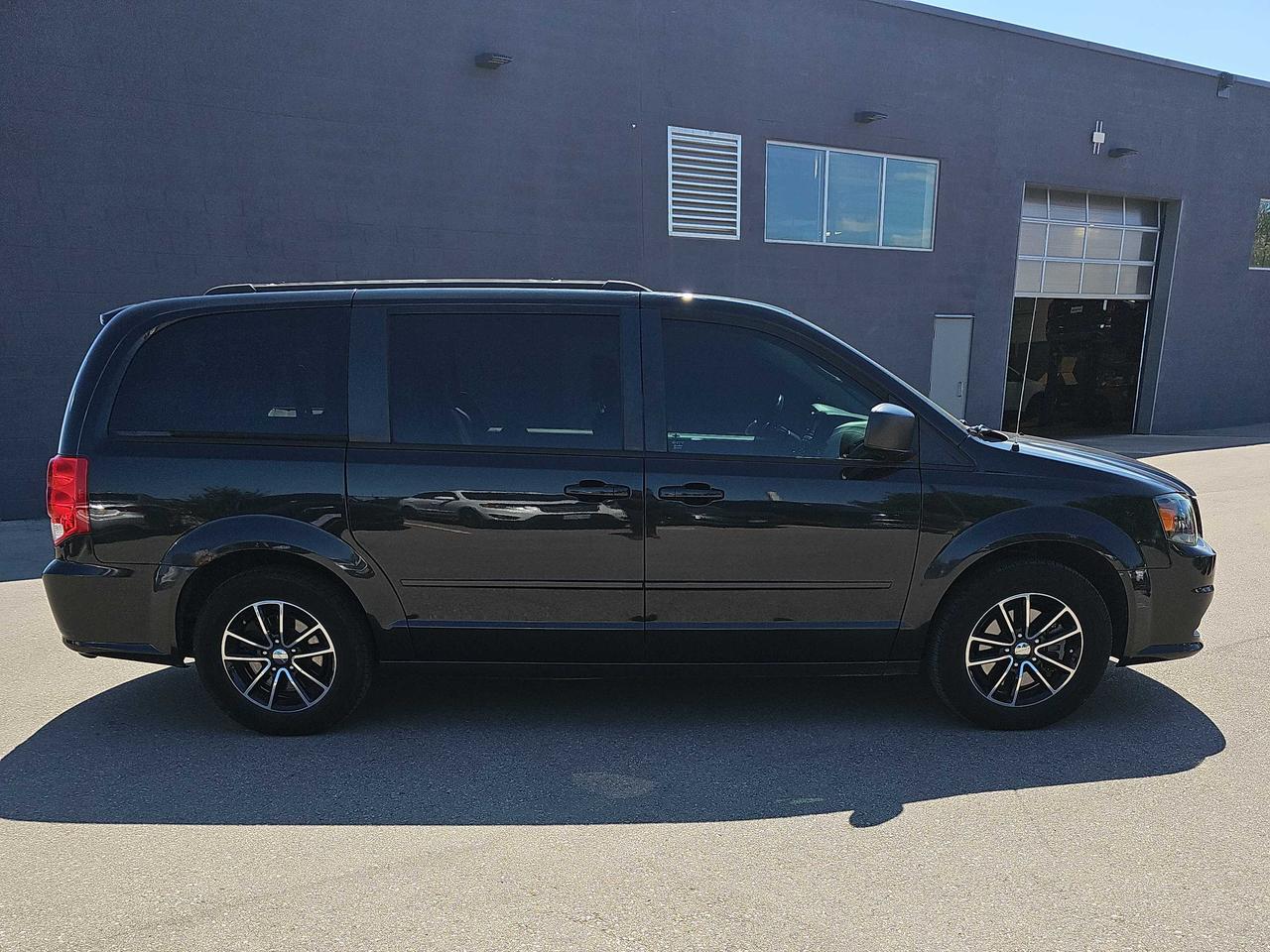 2013 Dodge Grand Caravan SXT Photo2