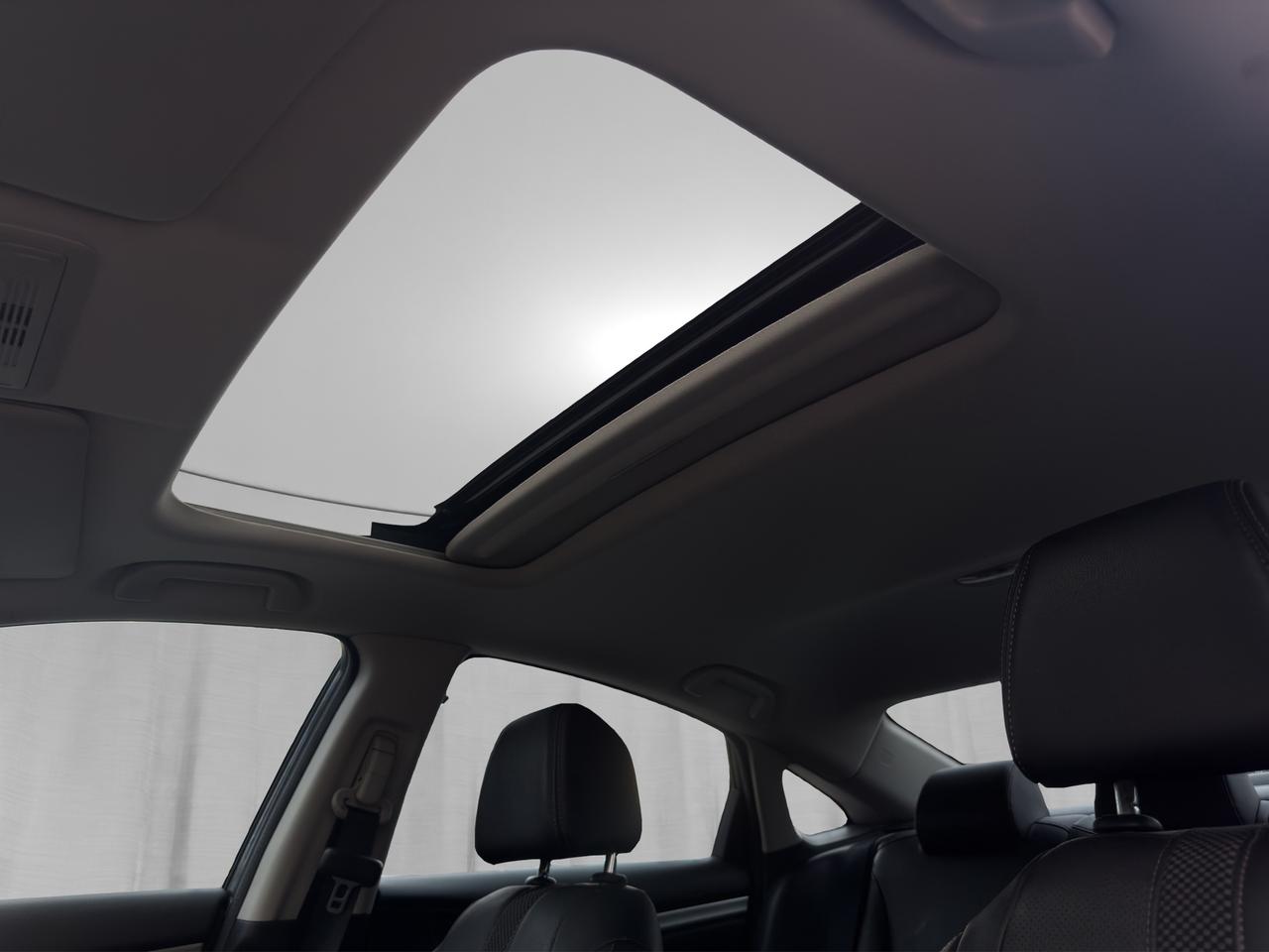 2019 Honda Civic Touring CVT Photo