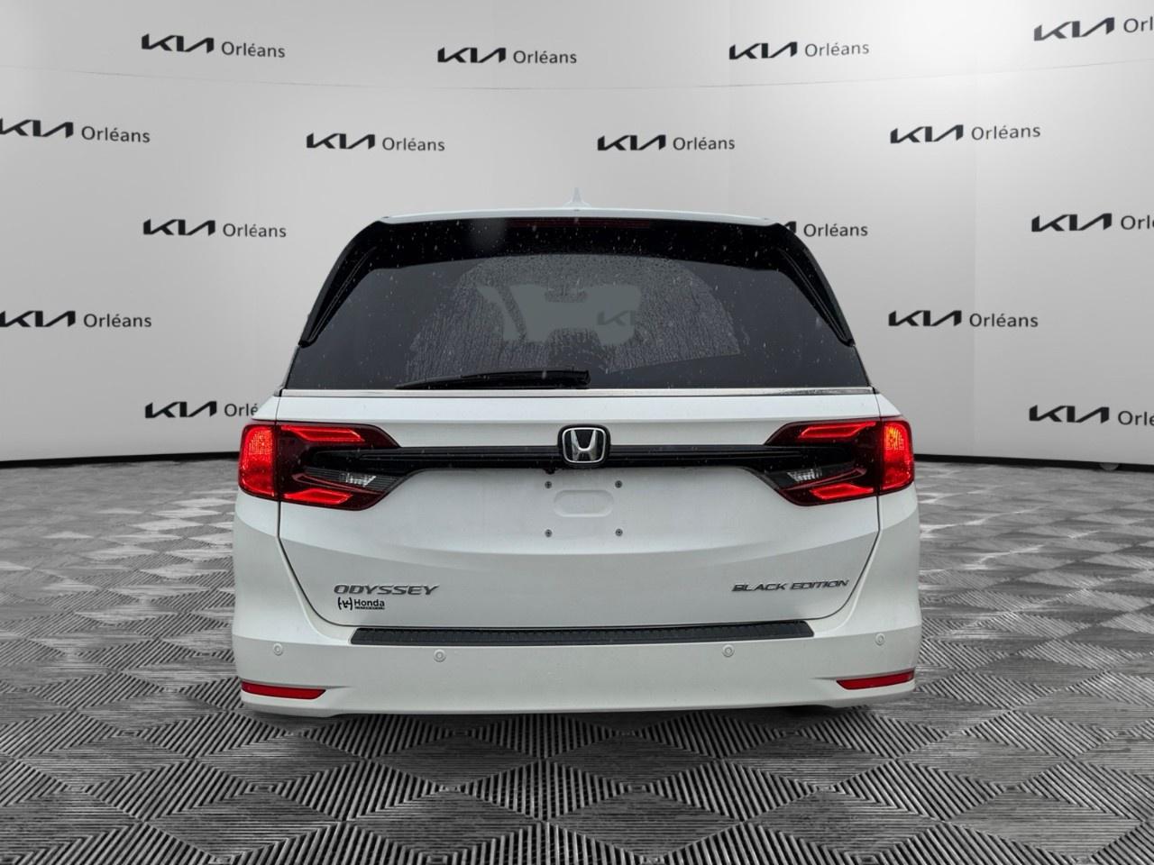 2023 Honda Odyssey Black Edition Auto Photo3