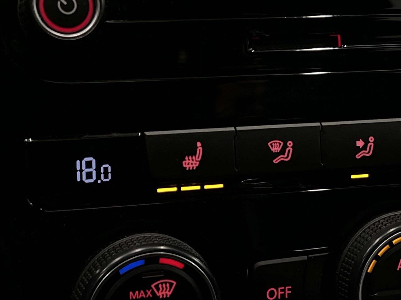 2021 Volkswagen Passat AUTO | HTD LEATHER | SUNROOF | CARPLAY | ALLOYS Photo