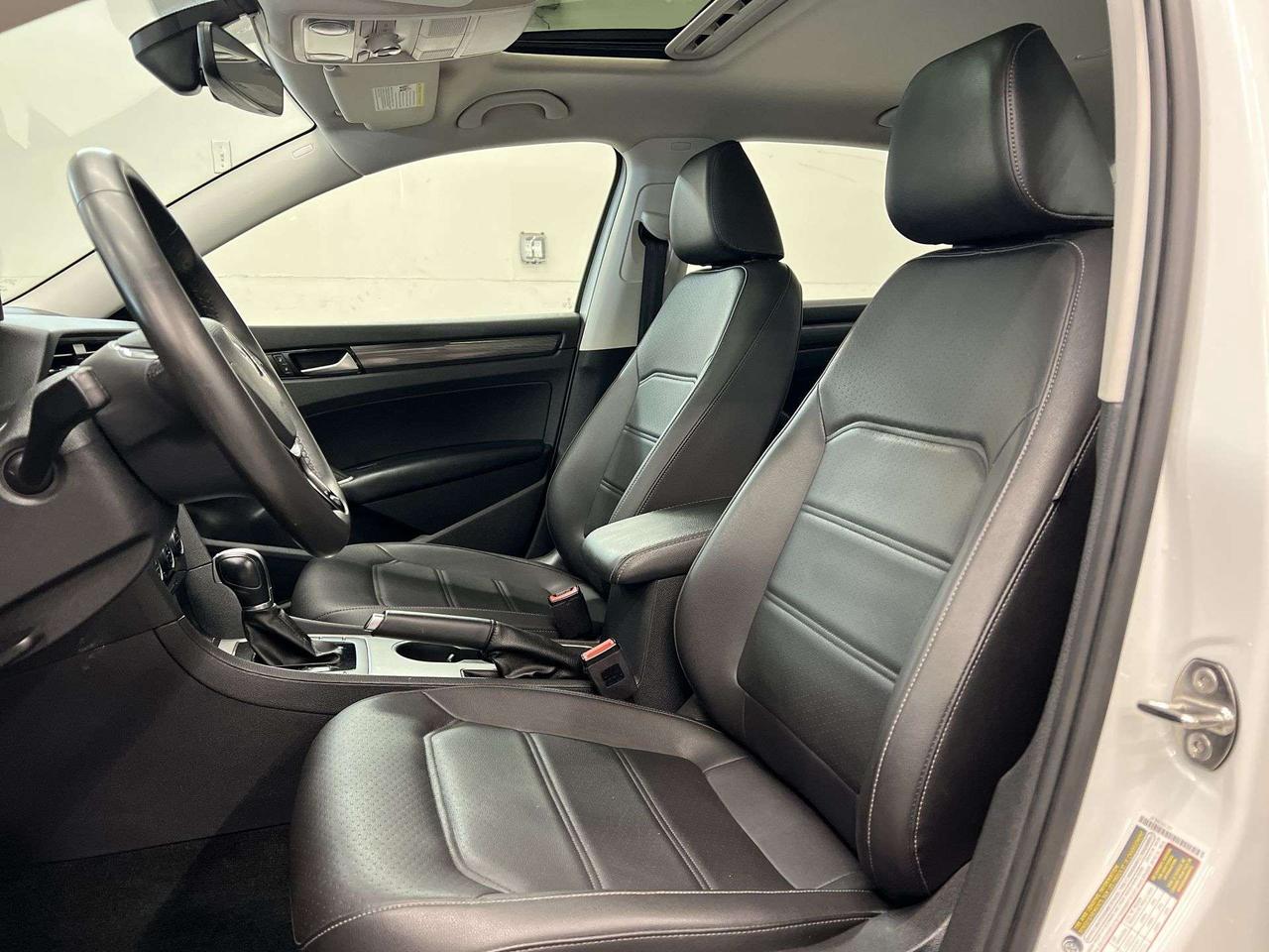 2021 Volkswagen Passat AUTO | HTD LEATHER | SUNROOF | CARPLAY | ALLOYS Photo