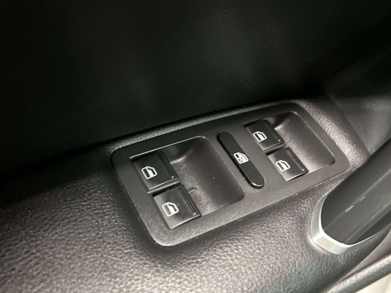 2021 Volkswagen Passat AUTO | HTD LEATHER | SUNROOF | CARPLAY | ALLOYS Photo