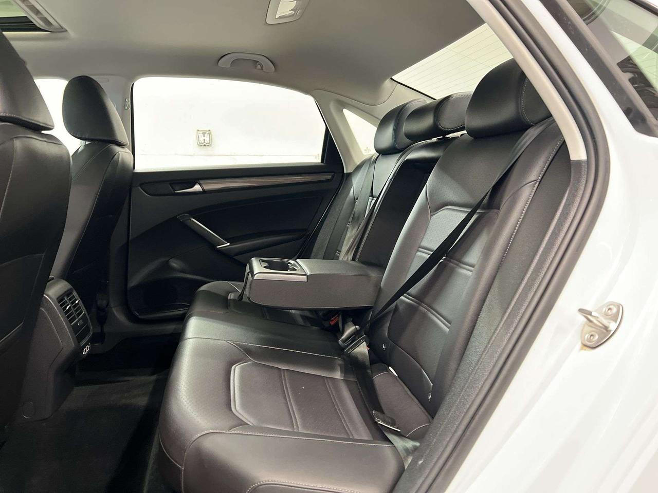 2021 Volkswagen Passat AUTO | HTD LEATHER | SUNROOF | CARPLAY | ALLOYS Photo