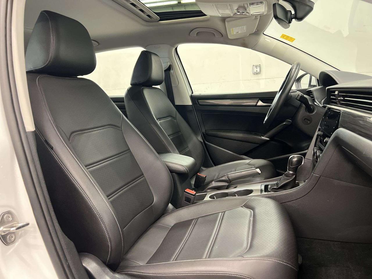 2021 Volkswagen Passat AUTO | HTD LEATHER | SUNROOF | CARPLAY | ALLOYS Photo
