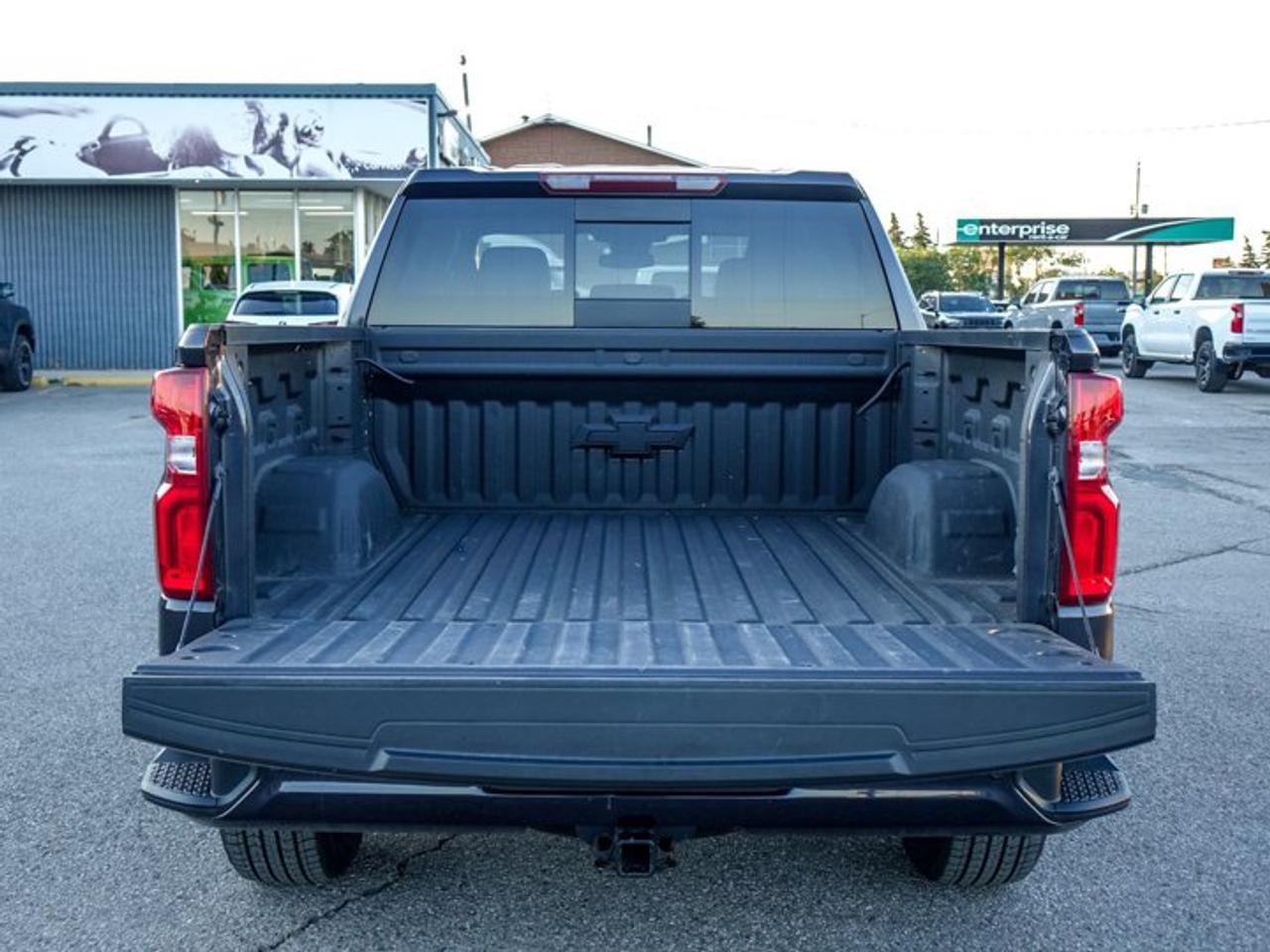 2024 Chevrolet Silverado 1500 RST4WD Crew Cab 147"5.3L 5 passengers with captain chair Photo