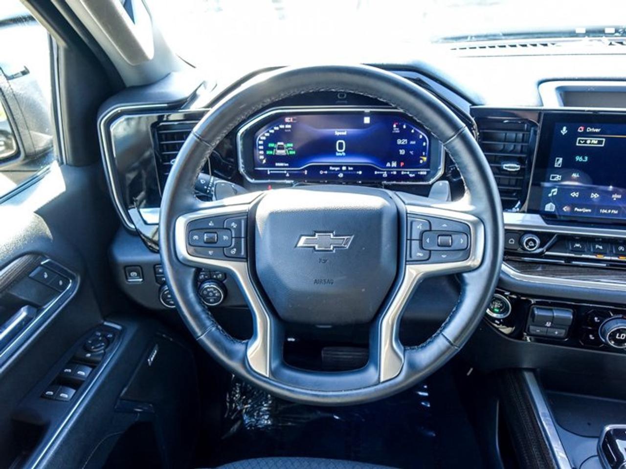 2024 Chevrolet Silverado 1500 RST4WD Crew Cab 147"5.3L 5 passengers with captain chair Photo