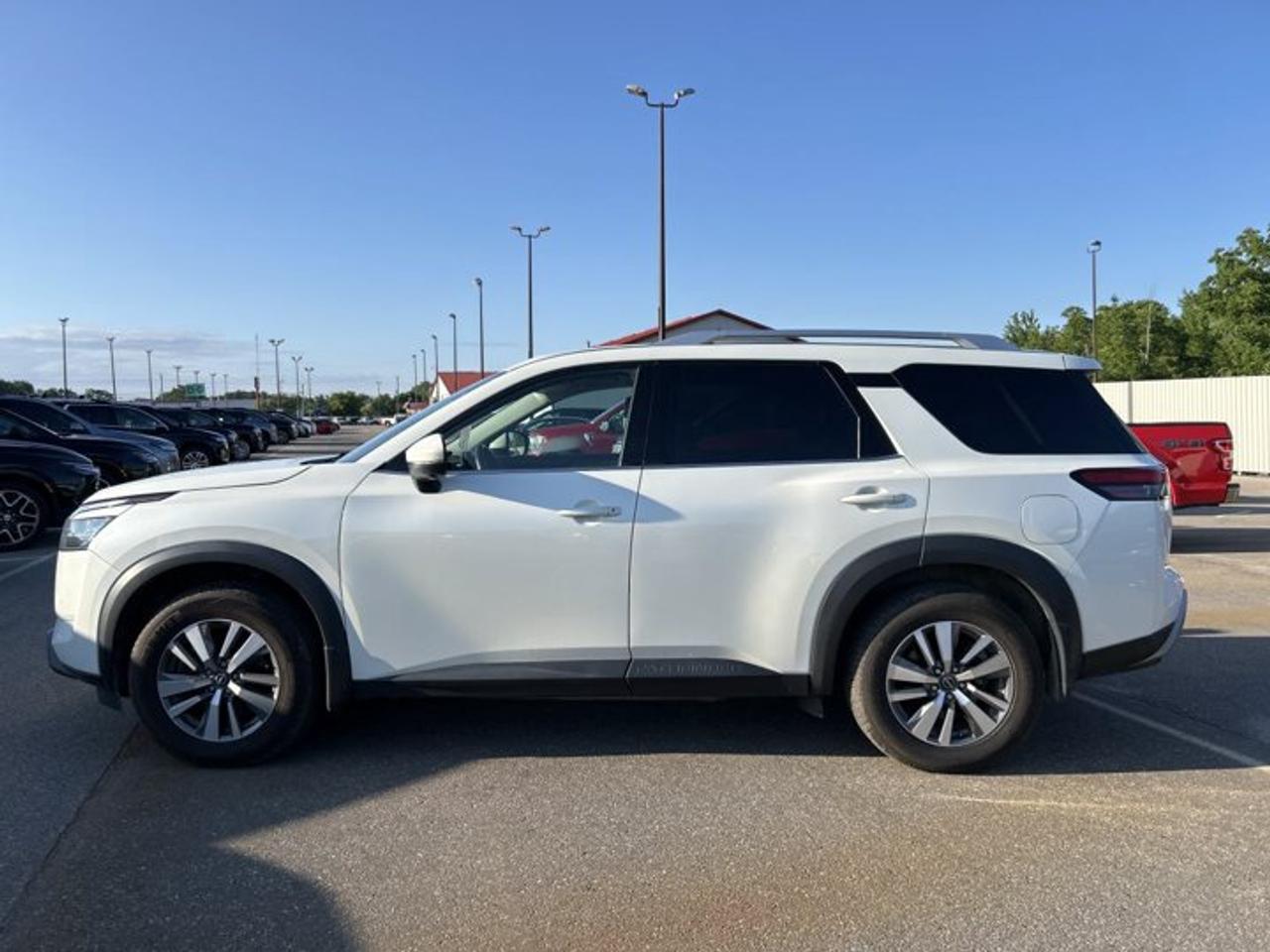 2023 Nissan Pathfinder SL 4WD | One owner | No accidents | Leather Seats Photo