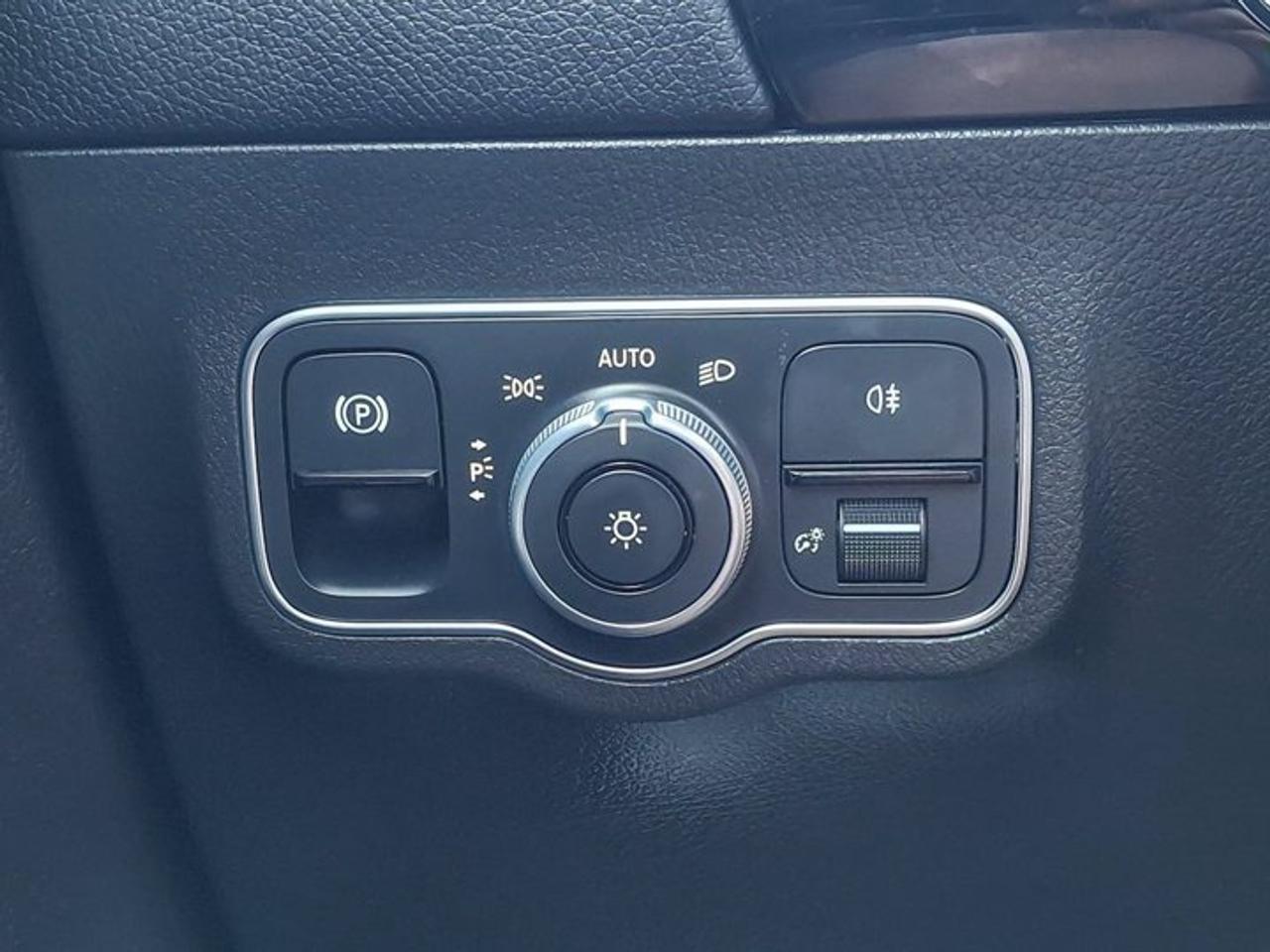 2021 Mercedes-Benz GLA 250 4MATIC® | Navi | Sunroof | Split Suede + Leather | CarPlay | Heated Seats | and More ! Photo