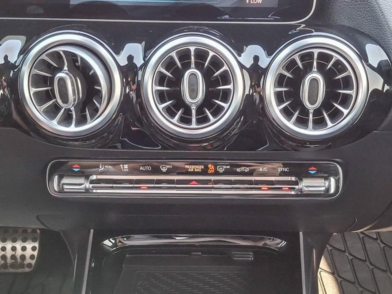 2021 Mercedes-Benz GLA 250 4MATIC® | Navi | Sunroof | Split Suede + Leather | CarPlay | Heated Seats | and More ! Photo