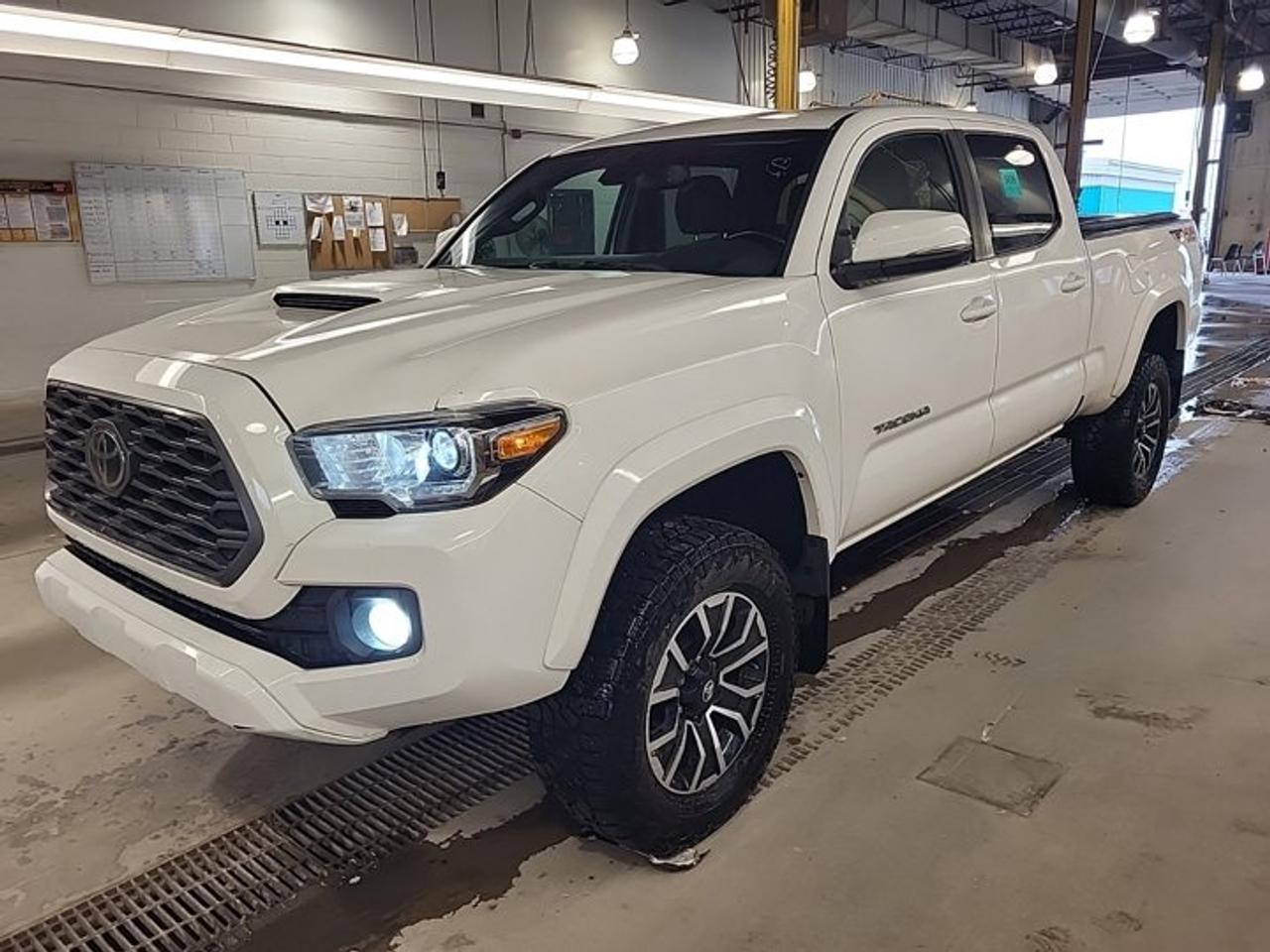 2022 Toyota Tacoma TRD Sport 4x4 | Navi | Heated Seats | CarPlay + Android | Adaptive Cruise | Keyless Entry and More ! Photo