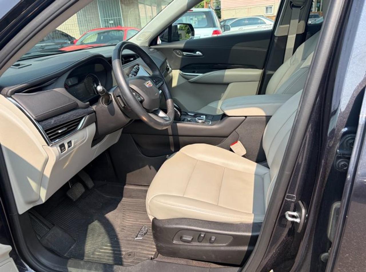 2022 Cadillac XT4 AWD Premium Luxury AWD | Leather | Sunroof | Nav | Bose | Power Liftgate | Heated Wheel and More ! Photo