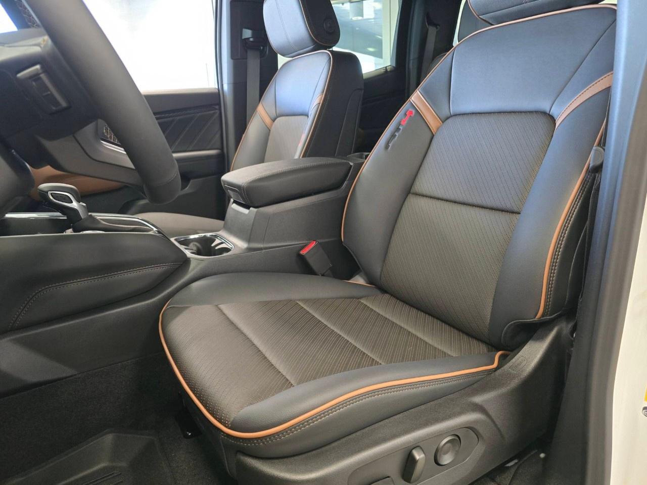2026 GMC Canyon Crew Cab Short Box 4-Wheel Drive AT4 Photo3