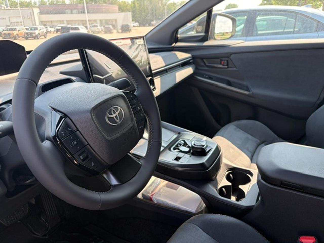 2026 Toyota C-HR XSE AWD Photo4