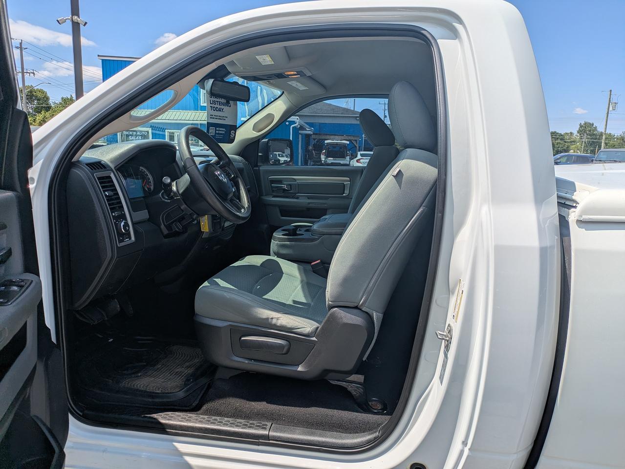 2016 RAM 1500 4WD Reg Cab 120.5" Express Photo