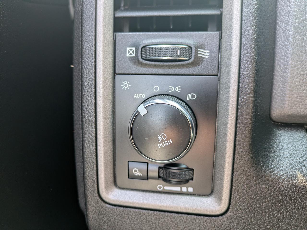 2016 RAM 1500 4WD Reg Cab 120.5" Express Photo