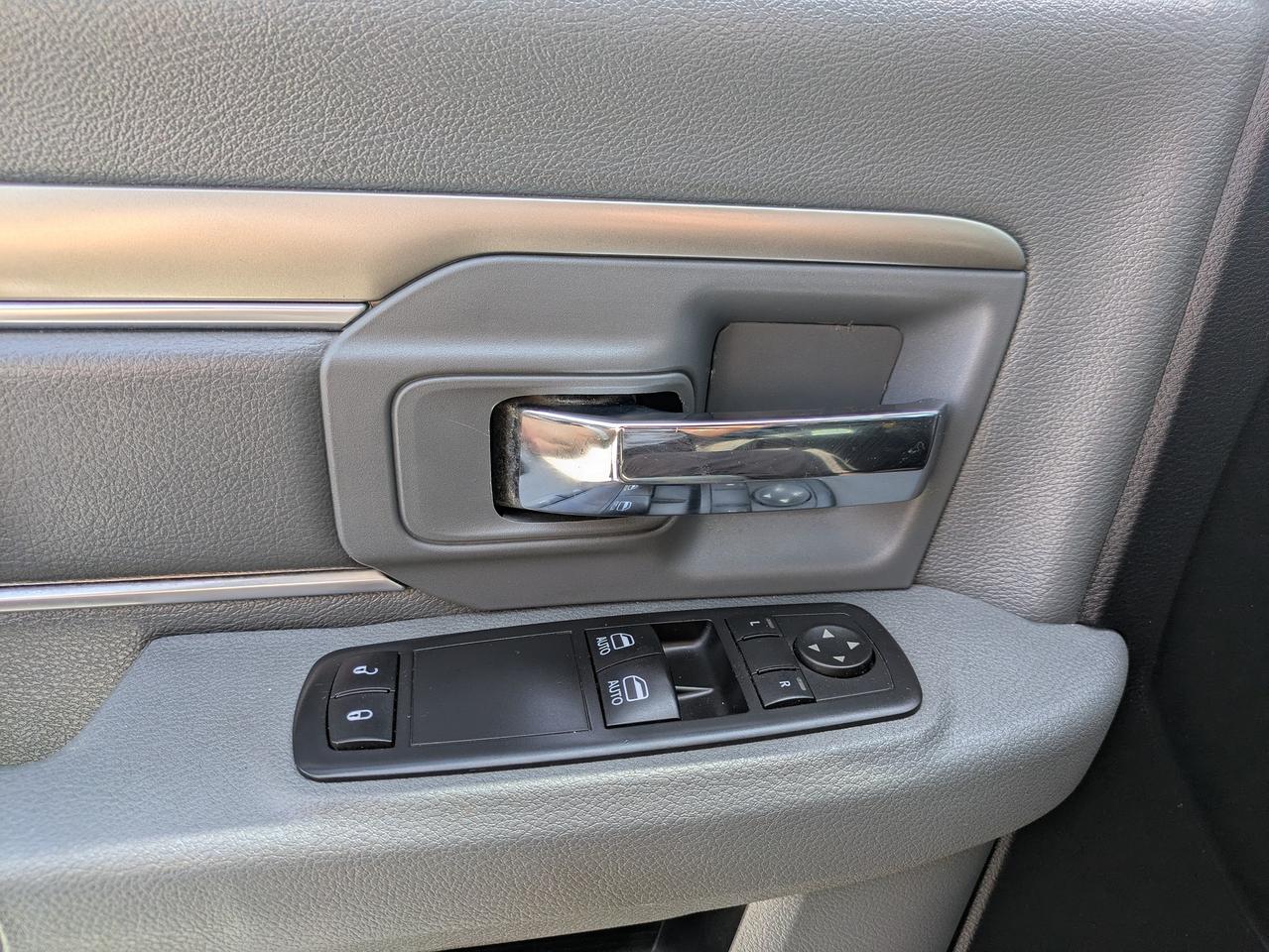 2016 RAM 1500 4WD Reg Cab 120.5" Express Photo