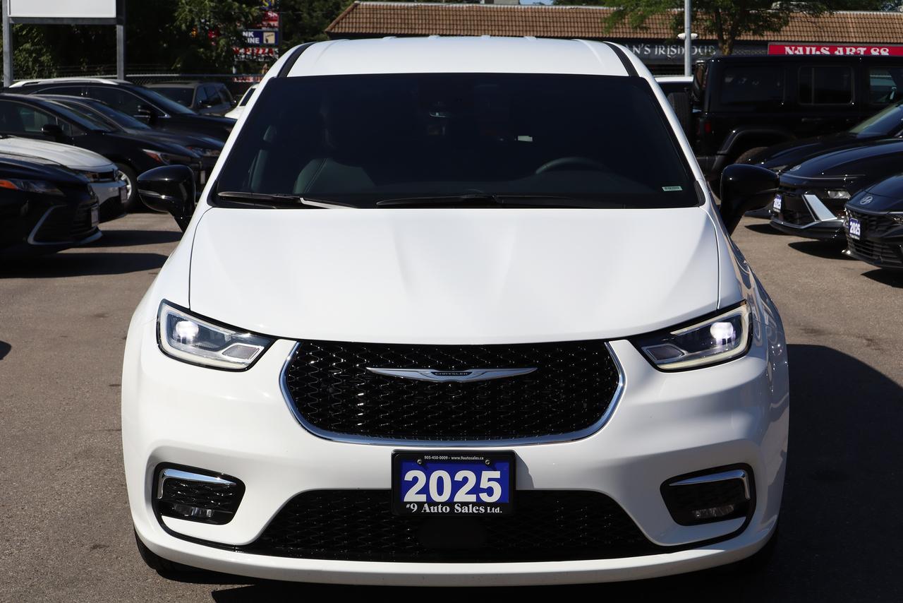 2025 Chrysler Pacifica Select Photo