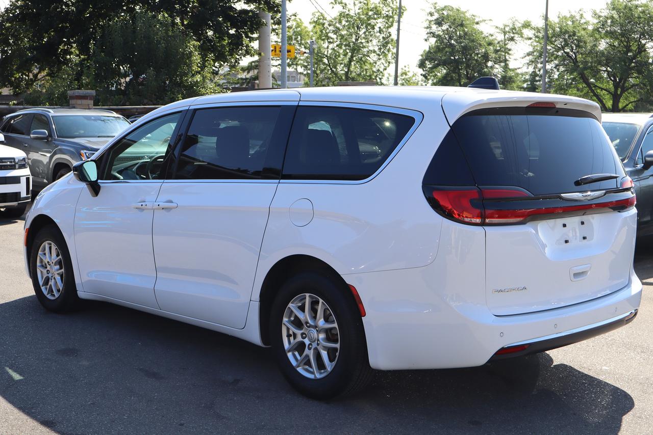 2025 Chrysler Pacifica Select Photo