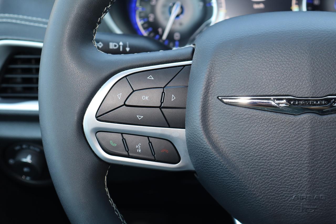 2025 Chrysler Pacifica Select Photo