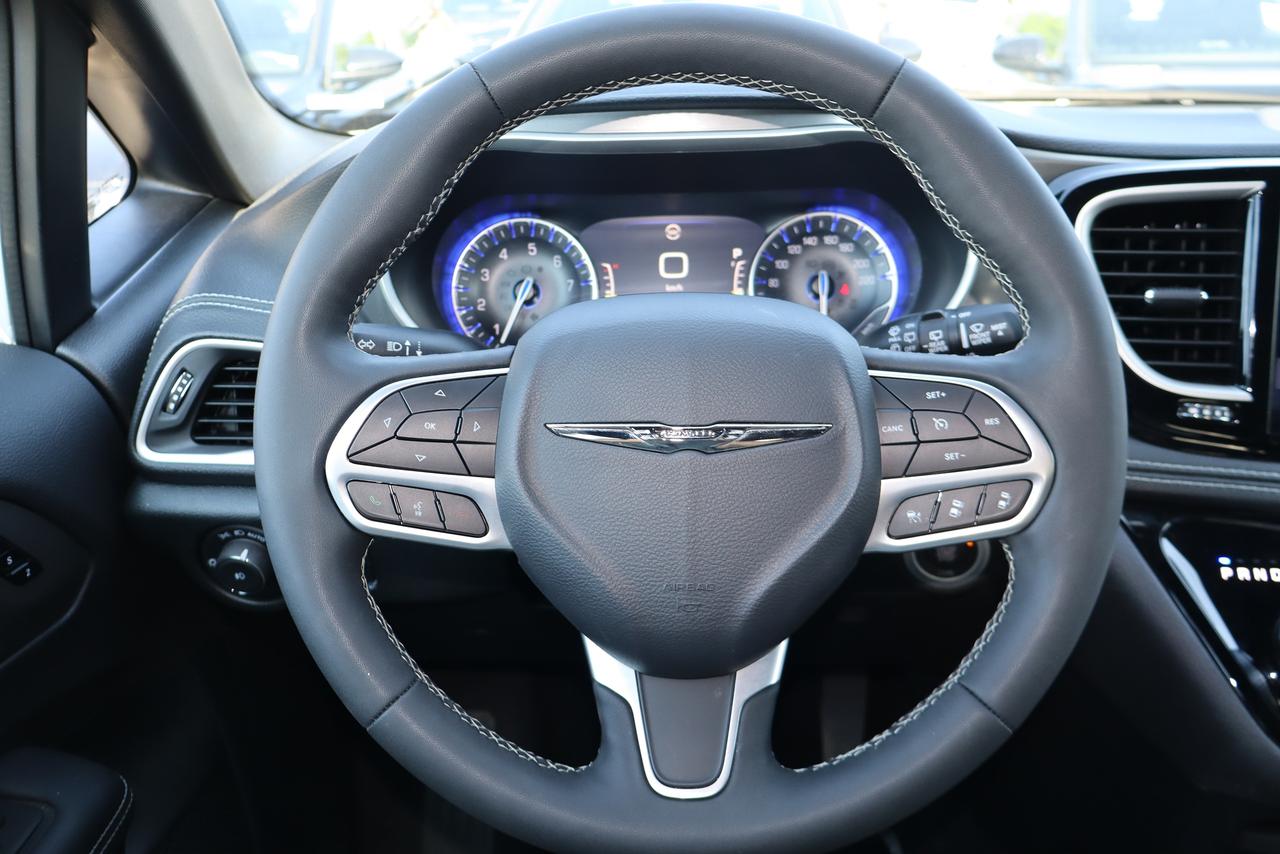 2025 Chrysler Pacifica Select Photo