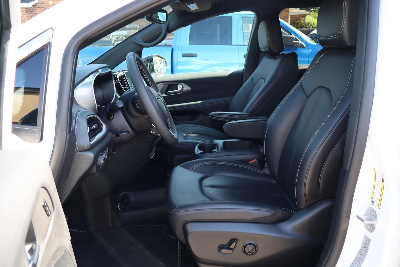 2025 Chrysler Pacifica Select Photo