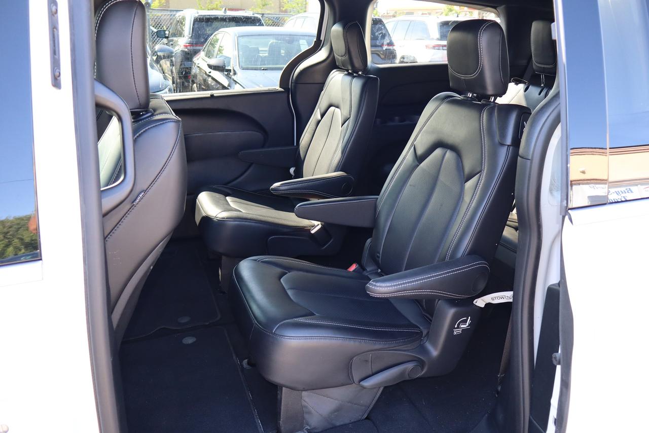 2025 Chrysler Pacifica Select Photo