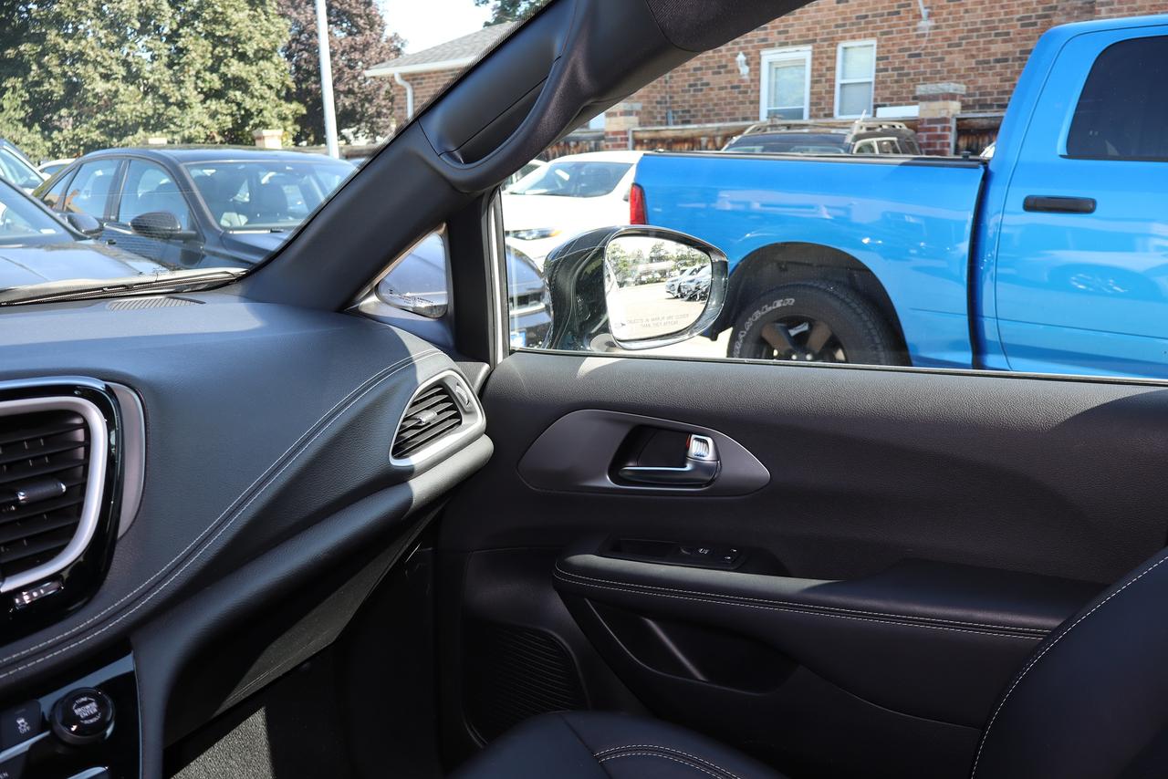 2025 Chrysler Pacifica Select Photo