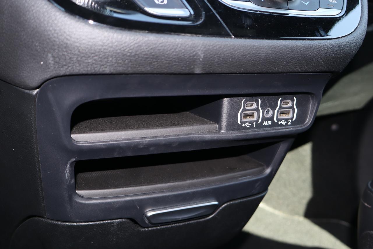 2025 Chrysler Pacifica Select Photo