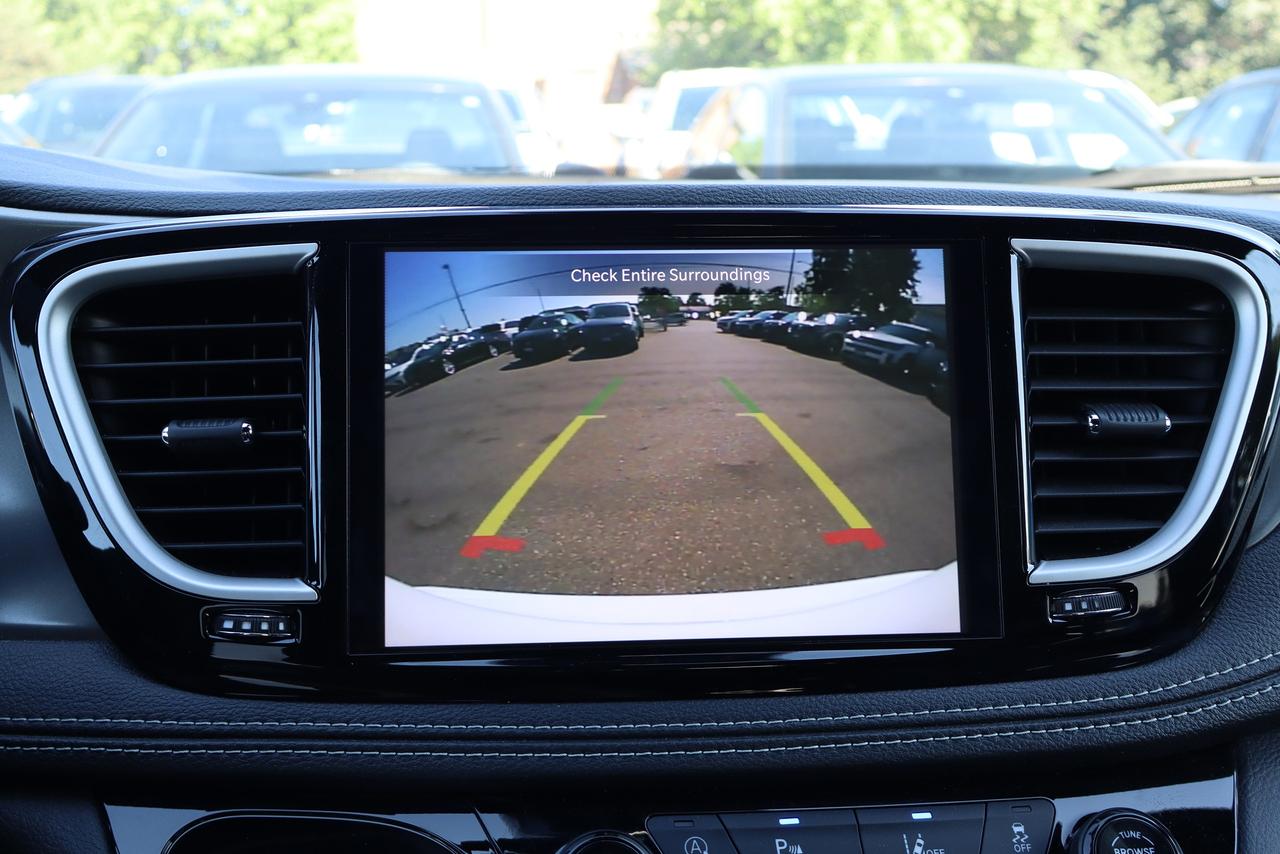 2025 Chrysler Pacifica Select Photo