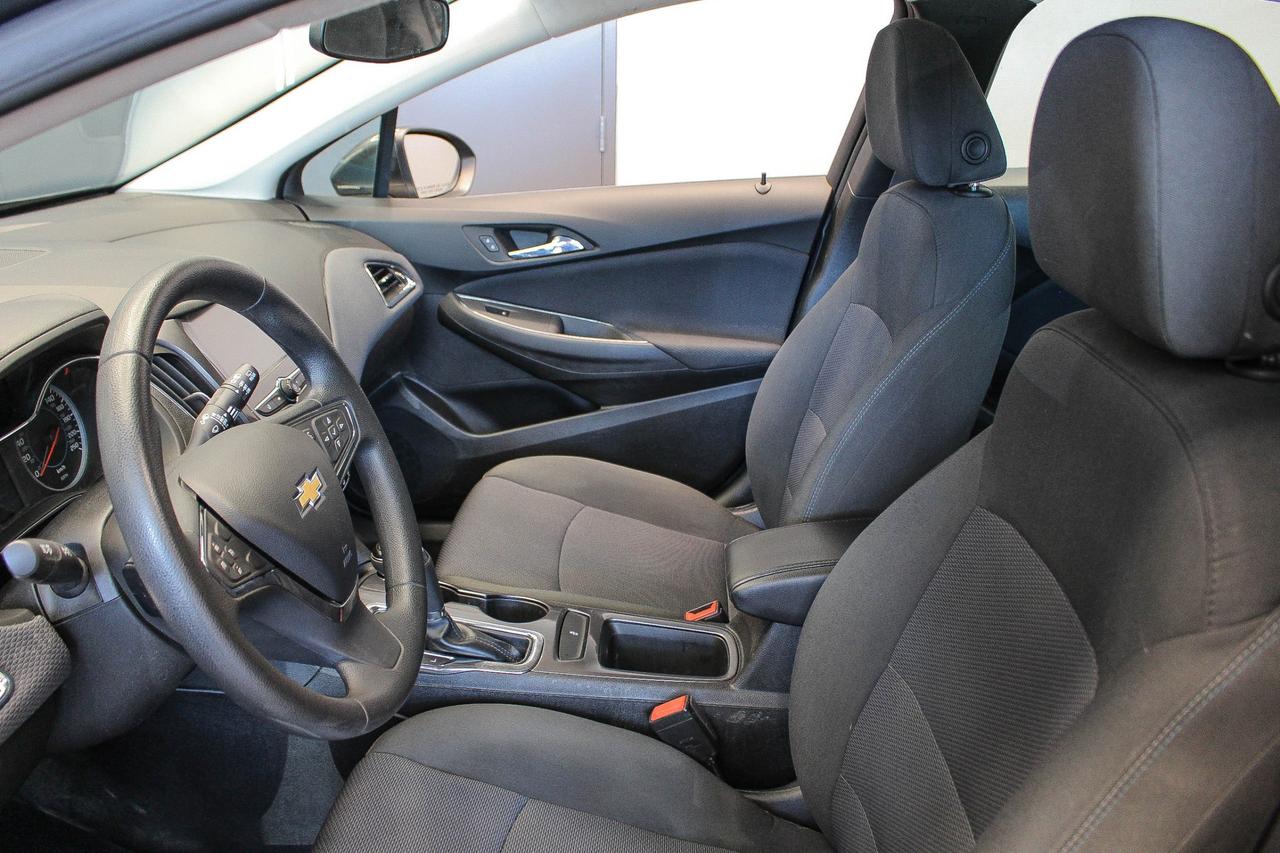 2018 Chevrolet Cruze LT Auto CLOTH UPHOLSTERY - HEATED FRONT SEATS - CLEAN CARFAX! Photo