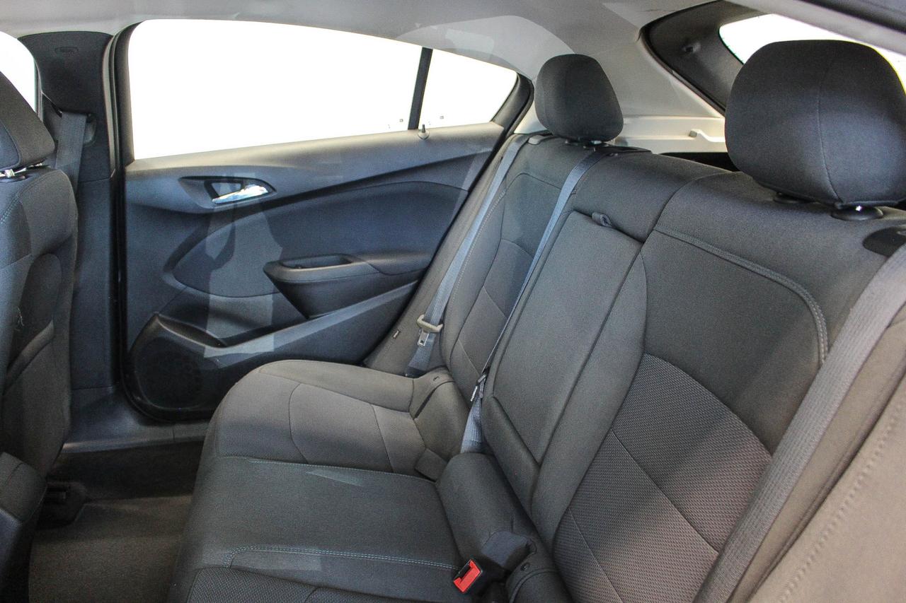 2018 Chevrolet Cruze LT Auto CLOTH UPHOLSTERY - HEATED FRONT SEATS - CLEAN CARFAX! Photo