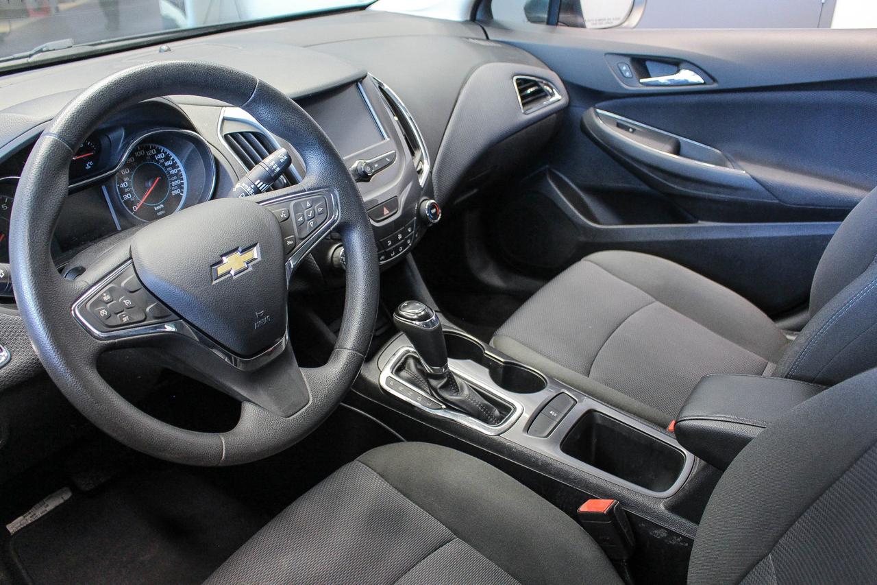 2018 Chevrolet Cruze LT Auto CLOTH UPHOLSTERY - HEATED FRONT SEATS - CLEAN CARFAX! Photo