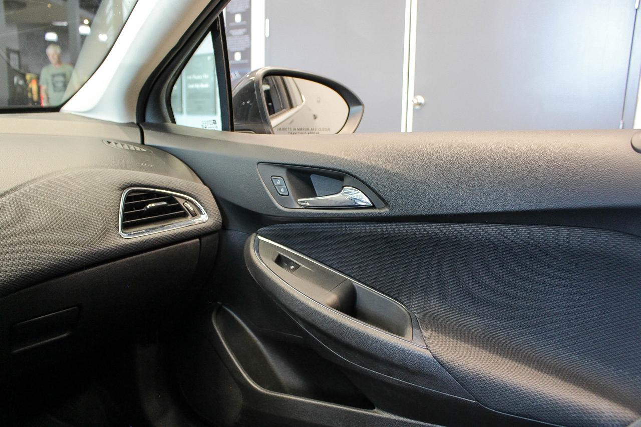 2018 Chevrolet Cruze LT Auto CLOTH UPHOLSTERY - HEATED FRONT SEATS - CLEAN CARFAX! Photo