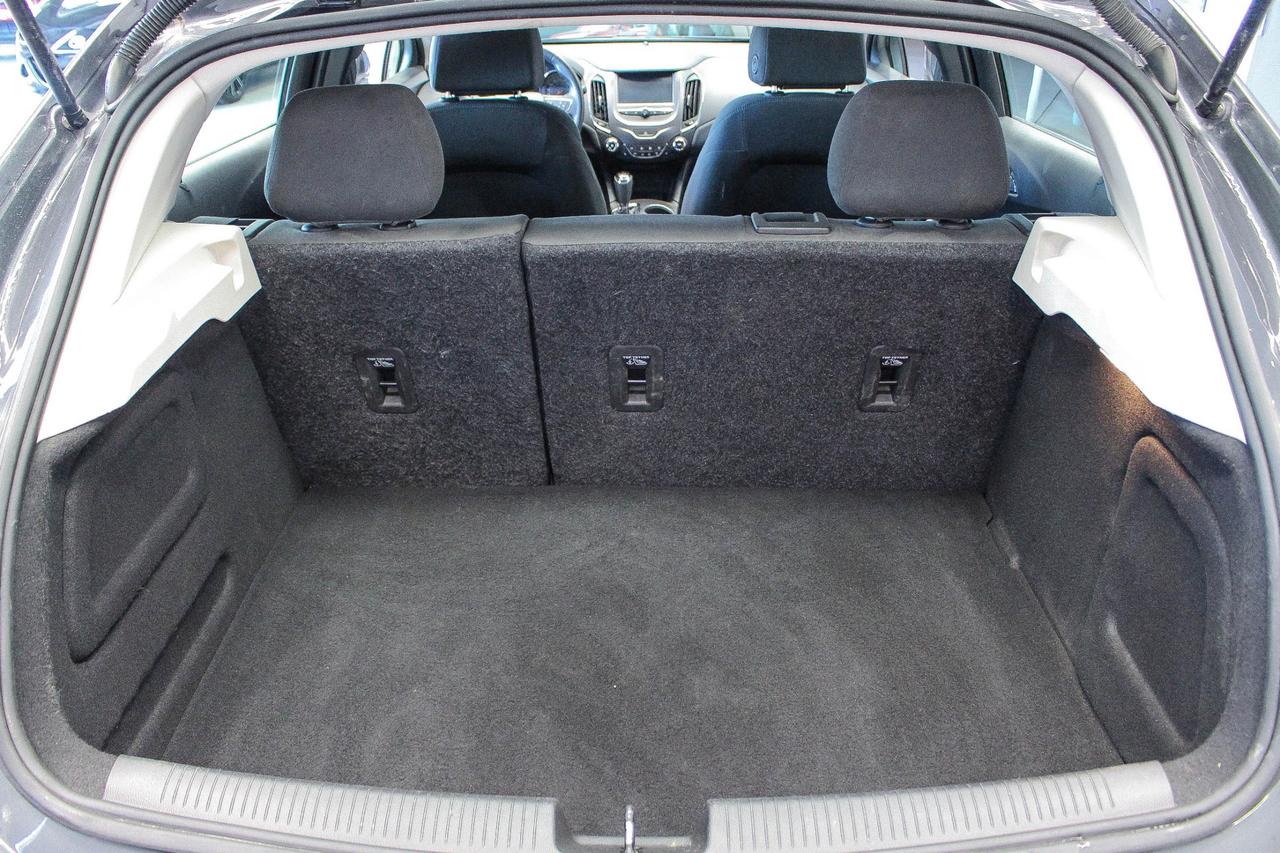 2018 Chevrolet Cruze LT Auto CLOTH UPHOLSTERY - HEATED FRONT SEATS - CLEAN CARFAX! Photo